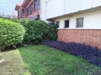 Se vende espaciosa casa con patio en zona de Rohrmoser 24-1789