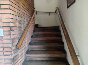 Se vende espaciosa casa con patio en zona de Rohrmoser 24-1789