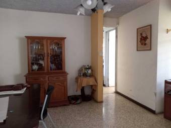 Se vende espaciosa casa con patio en zona de Rohrmoser 24-1789