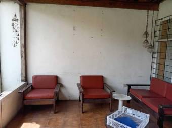 Se vende espaciosa casa con patio en zona de Rohrmoser 24-1789