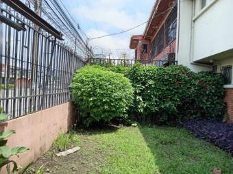 Se vende espaciosa casa con patio en zona de Rohrmoser 24-1789