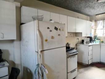 Se vende espaciosa casa con patio en zona de Rohrmoser 24-1789