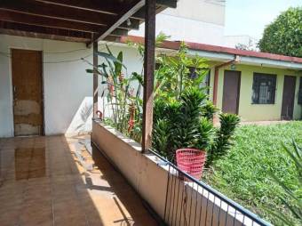 Se vende espaciosa casa con patio en zona de Rohrmoser 24-1789