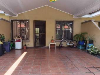 Se vende espaciosa casa en condominio de San Rafael abajo en Desamparados 24-1611