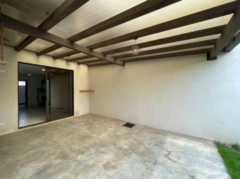 Se vende moderna casa con patio y terraza en condominio de Brasil en Santa Ana 24-732