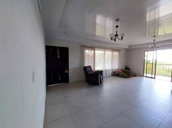 Se vende amplio lote de 8,235m2 con casa en Santa Barbara de Heredia 24-546