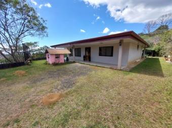 Se vende amplio lote de 8,235m2 con casa en Santa Barbara de Heredia 24-546