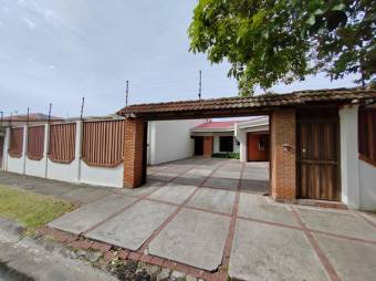 Se alquila moderna y amplia casa con patio en Guachipelín de Escazú 24-1673