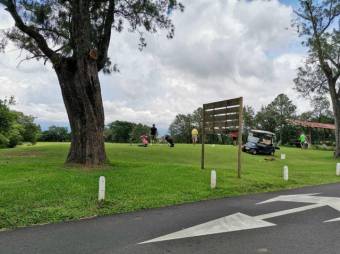 Se alquila moderna y espaciosa casa con patio en Guácima de Alajuela 24-174