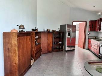 Se alquila moderna y espaciosa casa con patio en Guácima de Alajuela 24-174