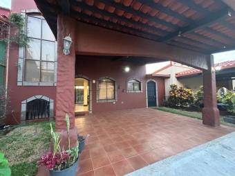 Se alquila moderna y espaciosa casa en condominio de San Francisco en Heredia 24-1473