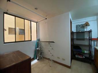 Se alquila espacioso apartamento con balcón en condominio de San Rafael en Escazú 24-1712