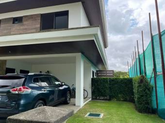 Se alquila moderna y espaciosa casa en condominio de San Rafael en Alajuela 24-1795