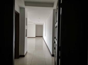 Se alquila moderno y espacioso apartamento en condominio de Mata Redonda 24-1684