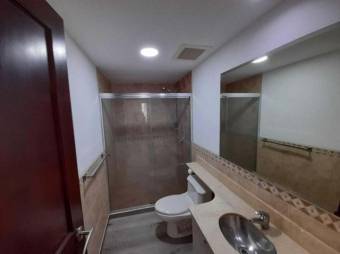 Se alquila moderno y espacioso apartamento en condominio de Santa Ana en San José 24-1706