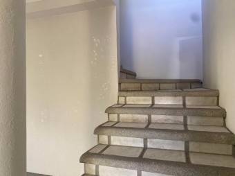 Se alquila espacioso apartamento en San Rafael de Escazú 24-1831 