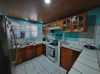 Se vende espaciosa propiedad con casa y 2 apartamentos en San Antonio de Alajuela 23-2108