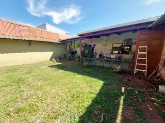 Se vende casa de 2 plantas con uso de suelo mixto en Alajuela Centro 24-1262