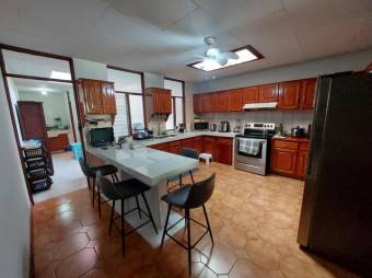 Se vende casa de 2 plantas con uso de suelo mixto en Alajuela Centro 24-1262