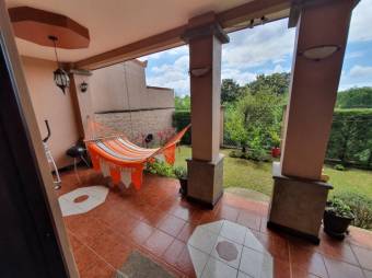 Se vende espaciosa casa con patio y terraza en condominio de Alajuela Centro 23-1320