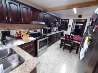 Se vende espaciosa casa con uso de suelo mixto en Uruca de San José 23-1424