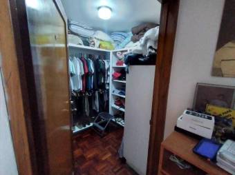 Se vende espaciosa casa con uso de suelo mixto en Uruca de San José 23-1424