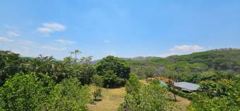 Se vende casa con amplio terreno de 3,500m2 en Guácima de Alajuela 24-1451