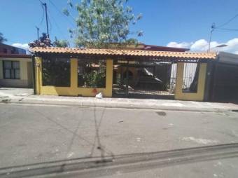 Se vende amplia propiedad con 2 casas en Roble de Alajuela 24-1331 