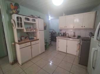 Se vende amplia propiedad con 2 casas en Roble de Alajuela 24-1331 