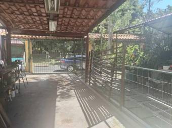 Se vende amplia propiedad con 2 casas en Roble de Alajuela 24-1331 