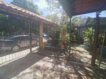 Se vende amplia propiedad con 2 casas en Roble de Alajuela 24-1331 