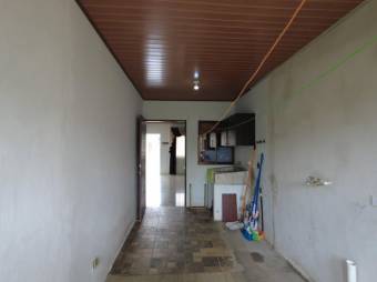 Se vende espaciosa casa con patio en residencial de Alajuela 23-1021