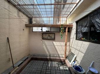 Se vende espaciosa casa de 2 plantas en condominio de San Rafael en Escazú 24-1619