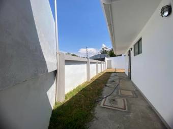 Se vende moderna y espaciosa casa con patio en San Rafael de Escazú 24-1538 