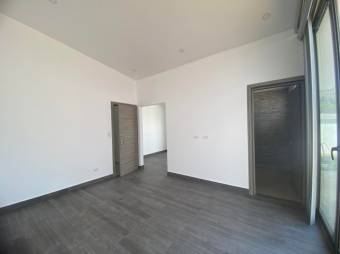 Se vende moderna y espaciosa casa con patio en San Rafael de Escazú 24-1538 