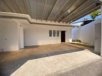 Se vende moderna y espaciosa casa con patio en San Rafael de Escazú 24-1538 