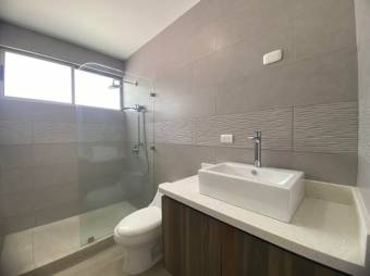 Se vende moderna y espaciosa casa con patio en San Rafael de Escazú 24-1538 