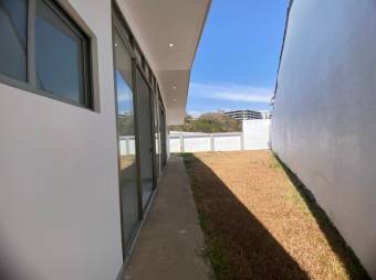 Se vende moderna y espaciosa casa con patio en San Rafael de Escazú 24-1538 