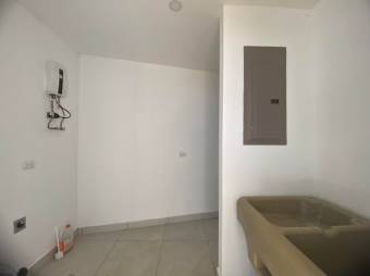 Se vende moderna y espaciosa casa con patio en San Rafael de Escazú 24-1538 