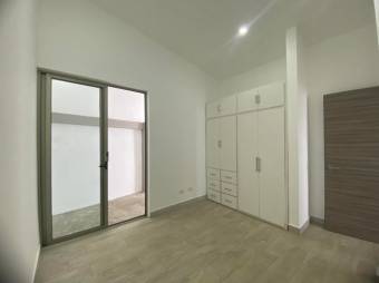 Se vende moderna y espaciosa casa con patio en San Rafael de Escazú 24-1538 