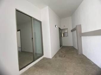 Se vende moderna y espaciosa casa con patio en San Rafael de Escazú 24-1538 