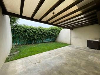 Se vende espaciosa casa de 2 plantas con patio en condominio de Brasil en Santa Ana 24-732