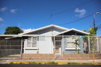 Se vende espaciosa casa con patio y terraza en Zapote de San José 24-1337