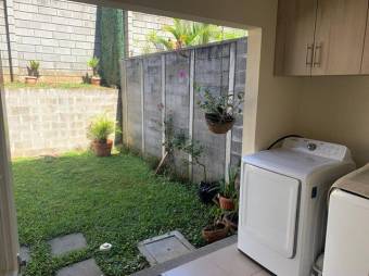 Se vende moderna casa con patio en condominio de Santo Domingo en Heredia 23-1189