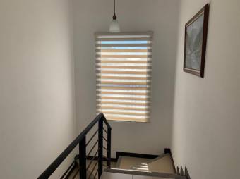 Se vende moderna casa con patio en condominio de Santo Domingo en Heredia 23-1189