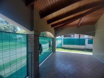 Se vende espaciosa casa con amplio lote en Coyol de Alajuela 24-182