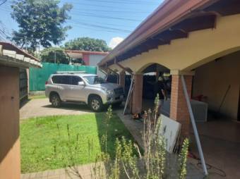 Se vende espaciosa casa con amplio lote en Coyol de Alajuela 24-182