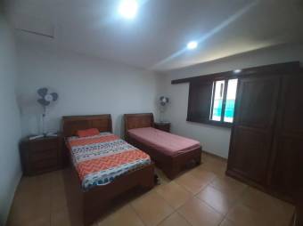 Se vende espaciosa casa con amplio lote en Coyol de Alajuela 24-182