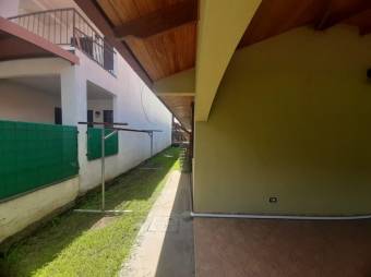 Se vende espaciosa casa con amplio lote en Coyol de Alajuela 24-182