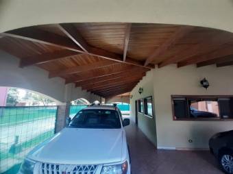 Se vende espaciosa casa con amplio lote en Coyol de Alajuela 24-182